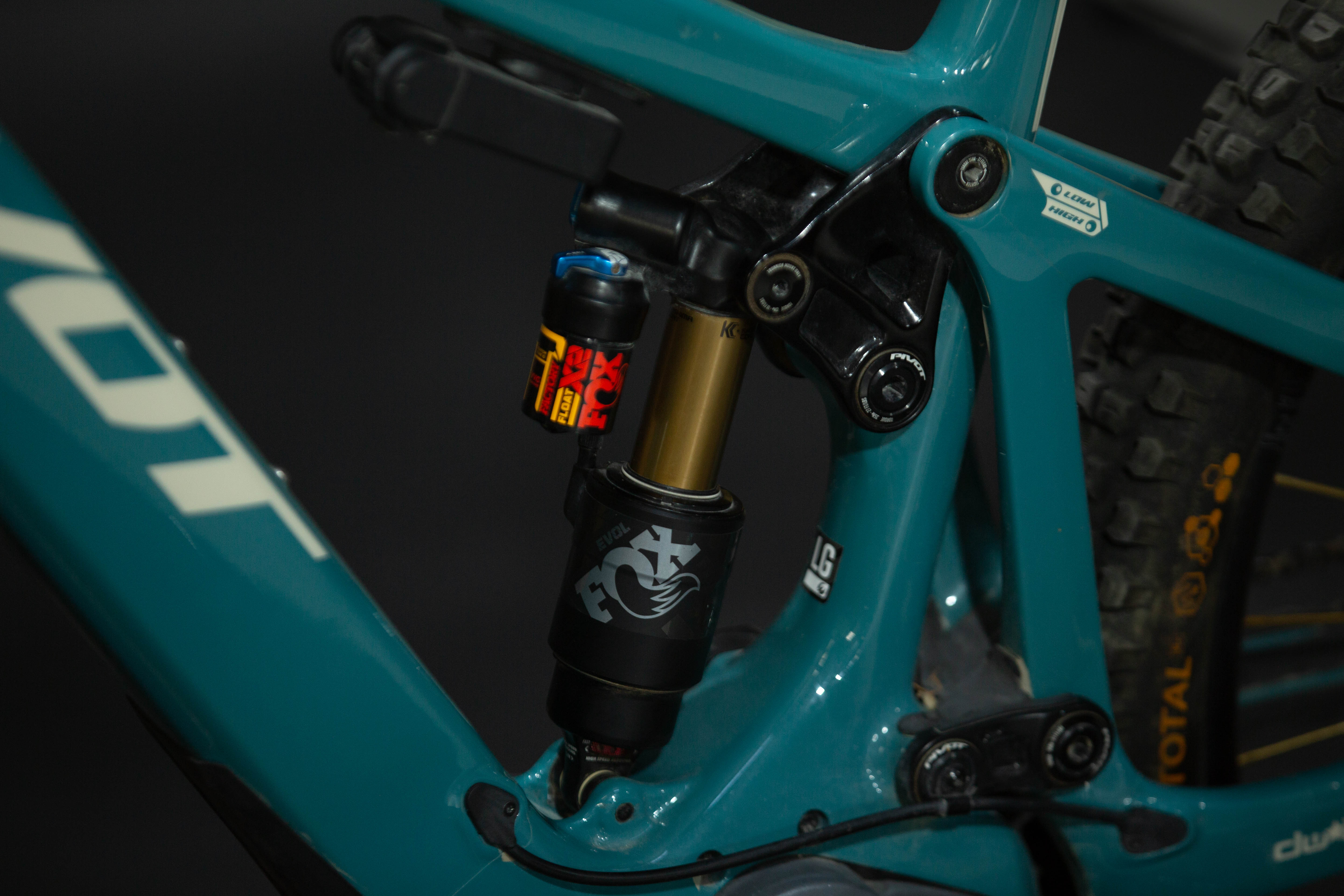 Bicicleta de Montaña Asistida Doble Suspensión Pivot Cycles Shuttle LT 29" Talla Large (2025) Seminueva