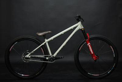 Bicicleta de ciudad Dirt Jump Pivot Point Talla Regular Rodado 26" (2024) Seminueva