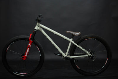 Bicicleta de ciudad Dirt Jump Pivot Point Talla Regular Rodado 26" (2024) Seminueva