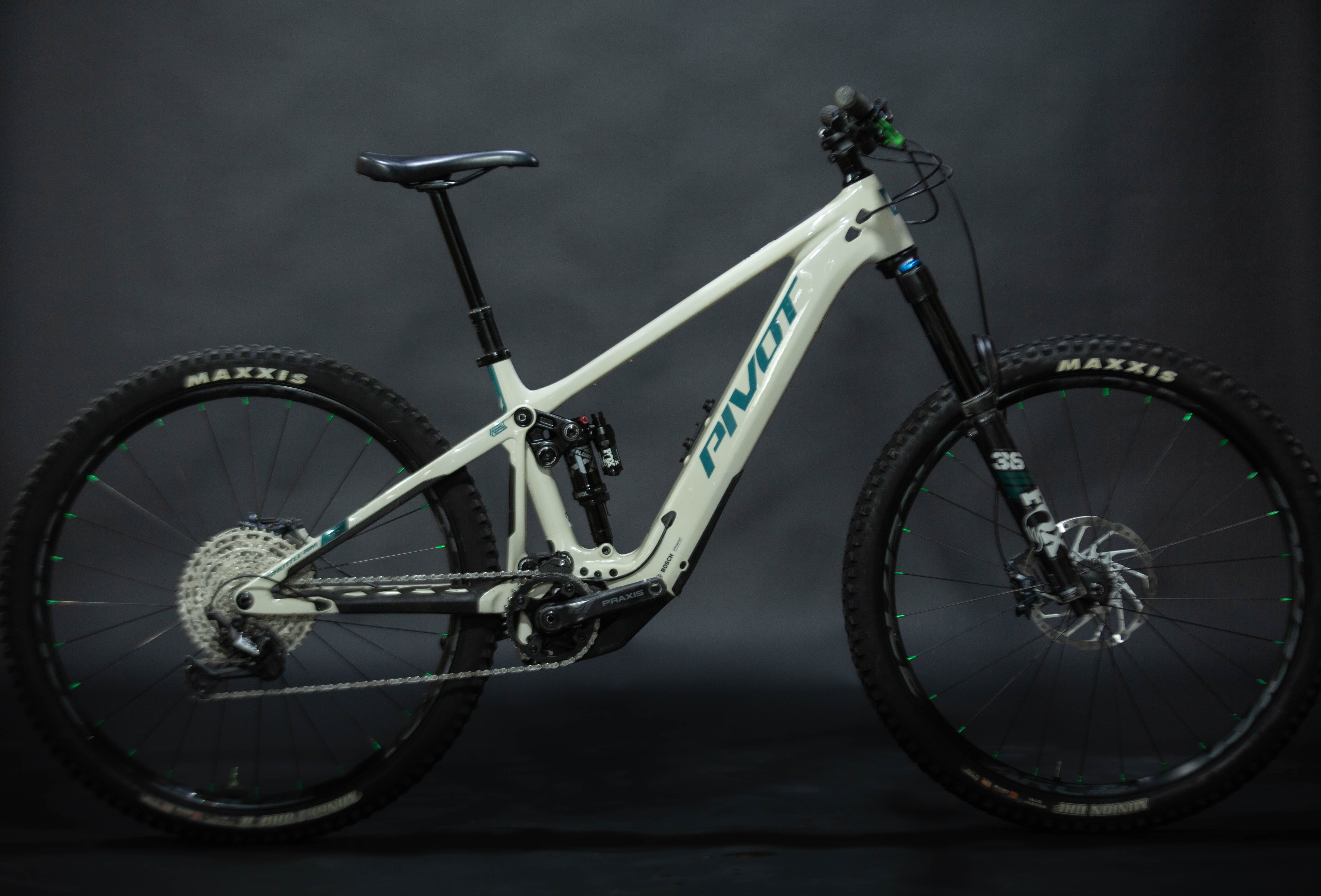 Bicicleta de Montaña Asistida Doble Suspensión Pivot Cycles Shuttle AM 29" Talla Medium (2024) Seminueva