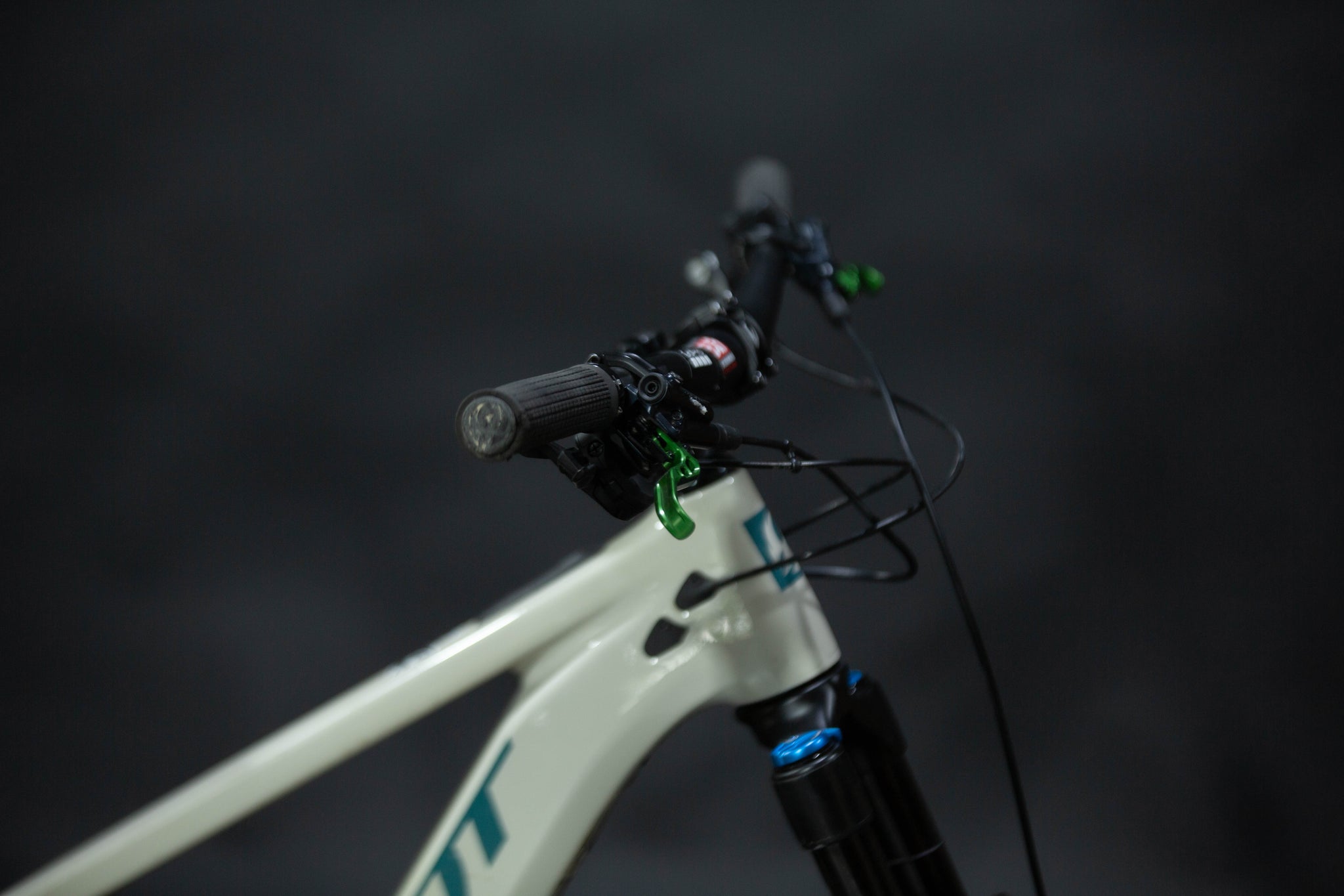 Bicicleta de Montaña Asistida Doble Suspensión Pivot Cycles Shuttle AM 29" Talla Medium (2024) Seminueva