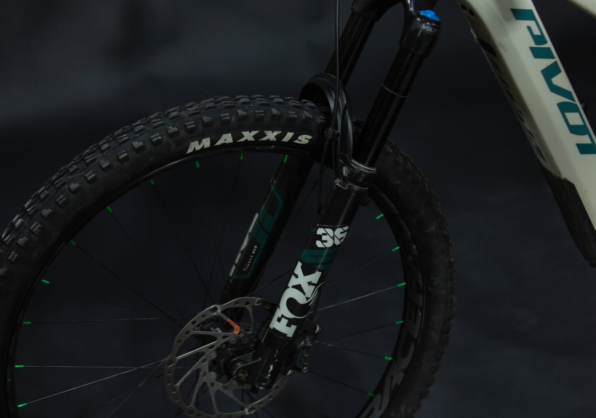 Bicicleta de Montaña Asistida Doble Suspensión Pivot Cycles Shuttle AM 29" Talla Medium (2024) Seminueva