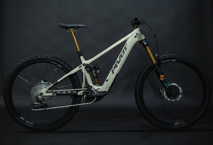 Bicicleta de Montaña Asistida Doble Suspensión Pivot Cycles Shuttle AM 29" Talla Medium (2024) Seminueva