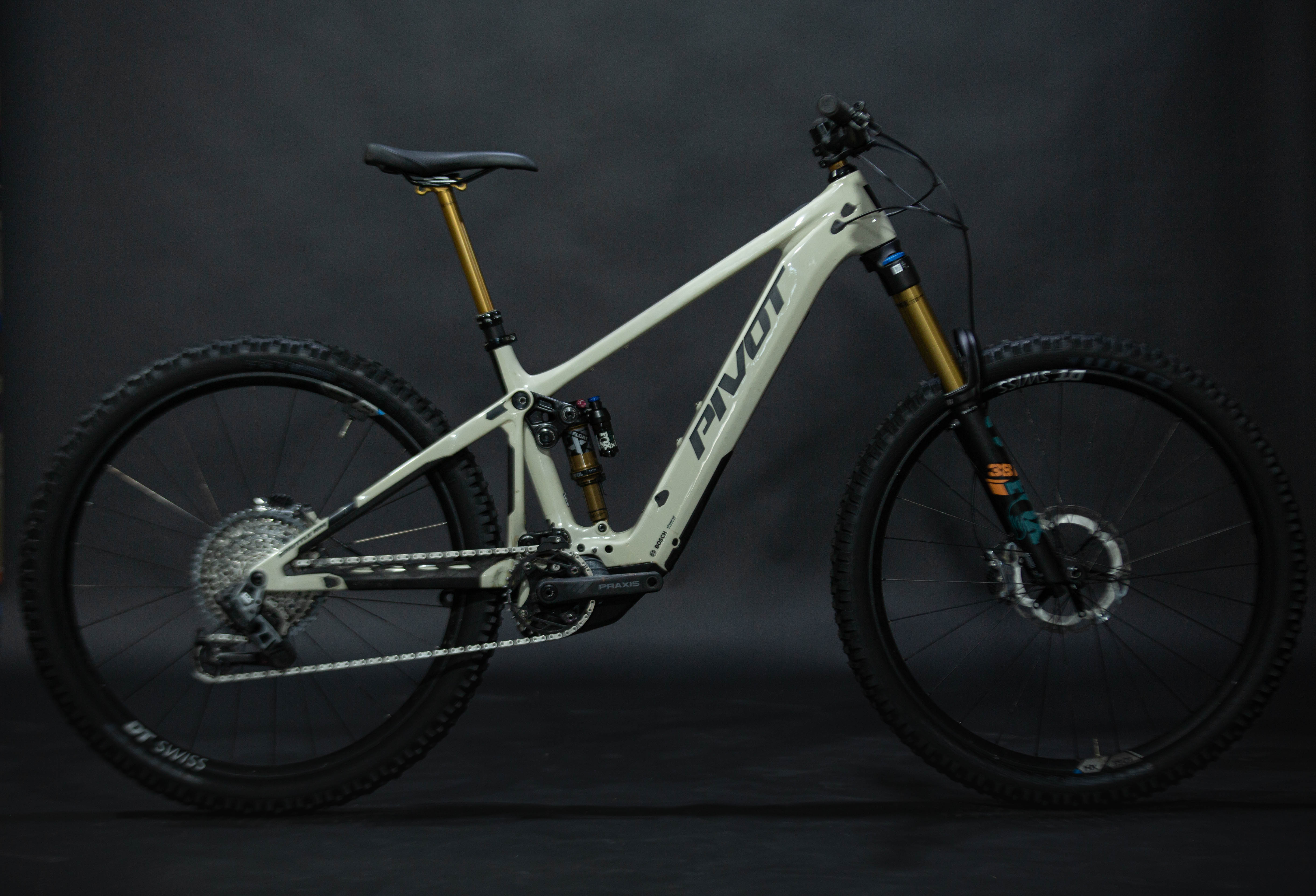 Bicicleta de Montaña Asistida Doble Suspensión Pivot Cycles Shuttle AM 29" Talla Medium (2024) Seminueva