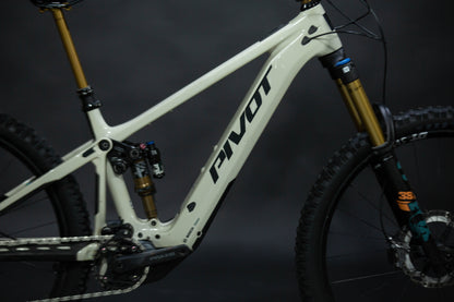 Bicicleta de Montaña Asistida Doble Suspensión Pivot Cycles Shuttle AM 29" Talla Medium (2024) Seminueva