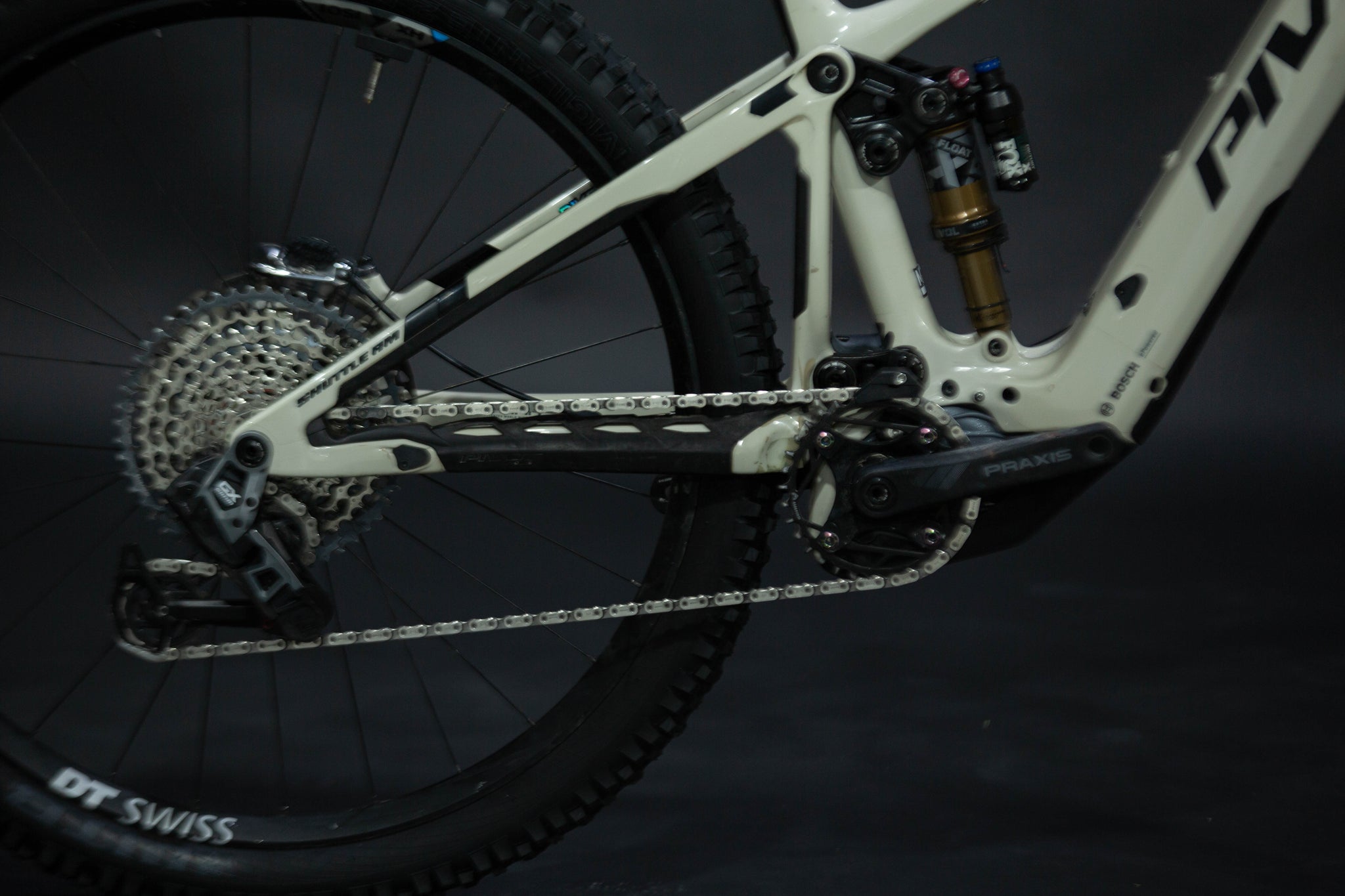 Bicicleta de Montaña Asistida Doble Suspensión Pivot Cycles Shuttle AM 29" Talla Medium (2024) Seminueva