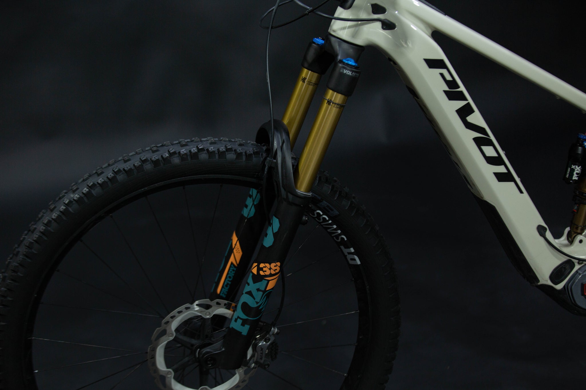 Bicicleta de Montaña Asistida Doble Suspensión Pivot Cycles Shuttle AM 29" Talla Medium (2024) Seminueva