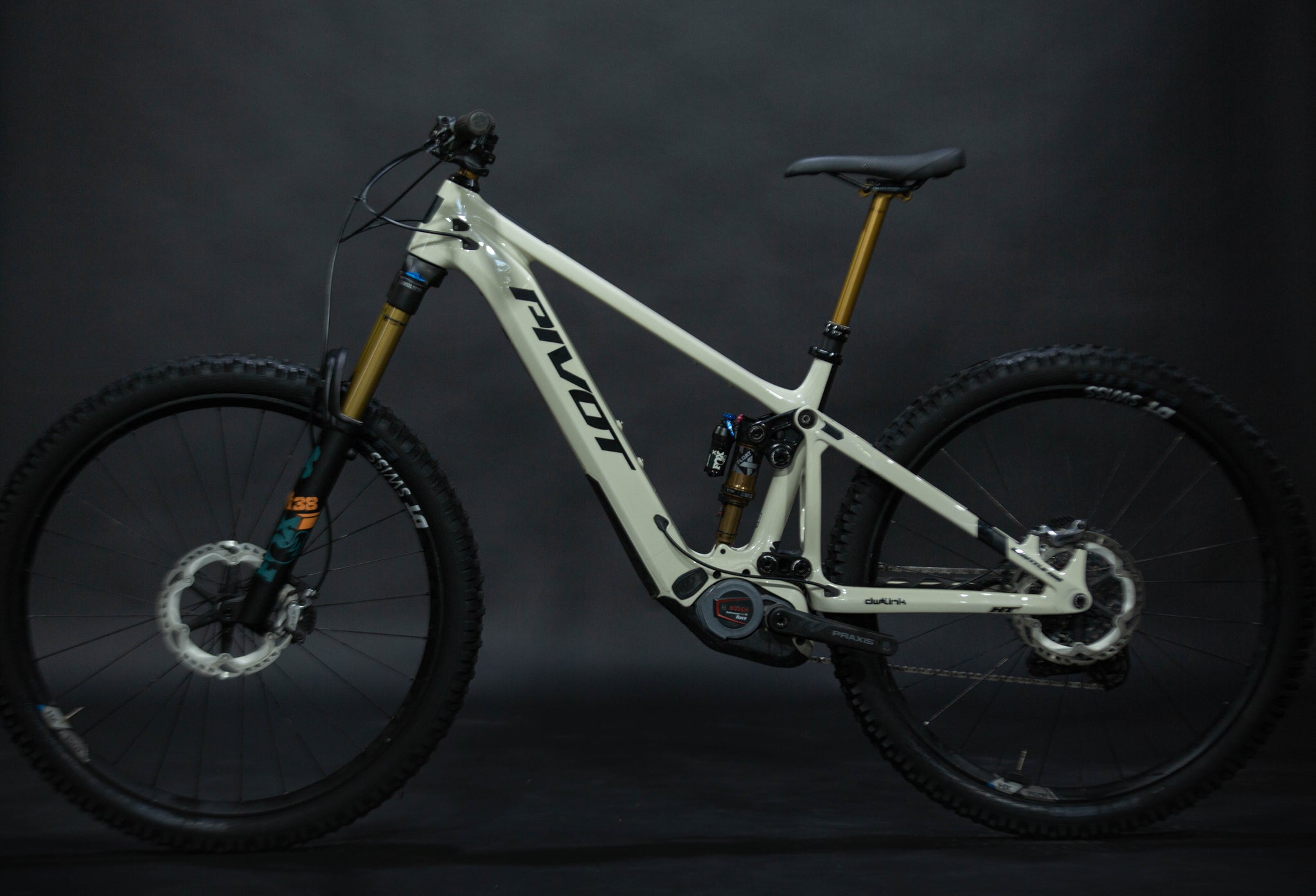 Bicicleta de Montaña Asistida Doble Suspensión Pivot Cycles Shuttle AM 29" Talla Medium (2024) Seminueva