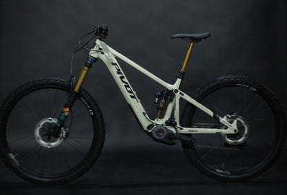 Bicicleta de Montaña Asistida Doble Suspensión Pivot Cycles Shuttle AM 29" Talla Medium (2024) Seminueva