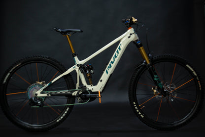 Bicicleta de Montaña Asistida Doble Suspensión Pivot Cycles Shuttle AM 29" Talla Medium (2024) Seminueva