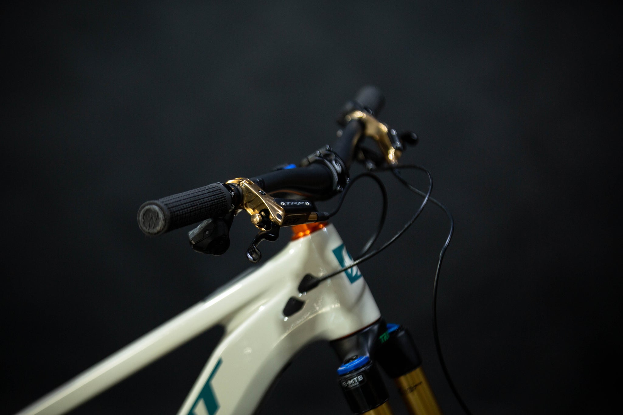 Bicicleta de Montaña Asistida Doble Suspensión Pivot Cycles Shuttle AM 29" Talla Medium (2024) Seminueva