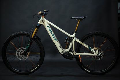 Bicicleta de Montaña Asistida Doble Suspensión Pivot Cycles Shuttle AM 29" Talla Medium (2024) Seminueva